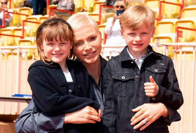 Charlene posa sonriente junto a sus hijos.