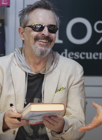 Miguel Bosé abandonó sin dar explicaciones su firma en la Feria del Libro de Madrid.
