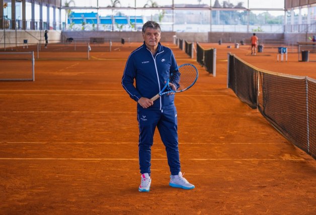 Toni Nadal, tío y entrenador de Rafa, forma parte del personal de la academia.