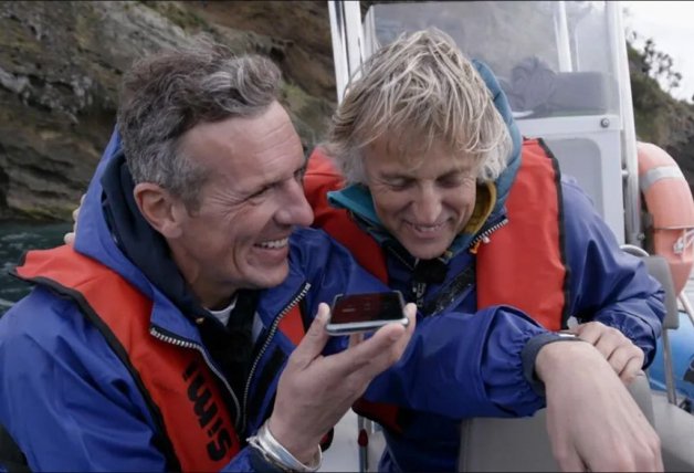 Mientras recorrían la costa de las Azores en un barco, Jesús Calleja le pidió a Joaquín Prat que llamara a su jefa para darle ánimos e invitarla al programa.