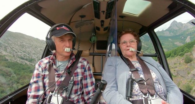 Mucha gente se sorprende de que él mismo pilote el helicóptero del programa.