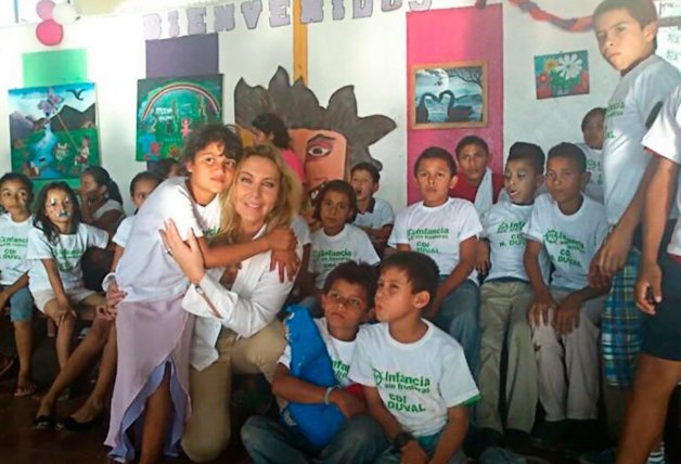 La artista, con alumnos de su colegio en Matagalpa.