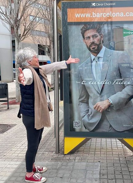 La catalana en una divertida imagen, mostrando la pasión que siente por Levy ante un anuncio del atractivo actor.
