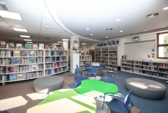 El colegio cuenta con una amplia biblioteca (Imagen: ASB).