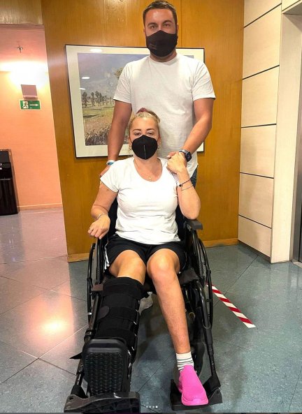 Belén en el hospital, con su marido, Miguel, al que le agradece su apoyo incondicional.