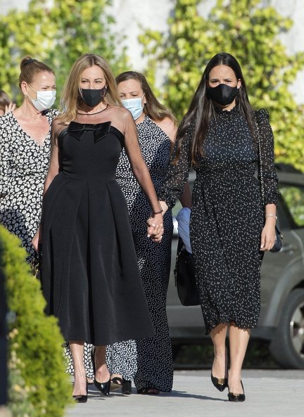 En el funeral de Aless, Ana y Carolina se arroparon en todo momento.