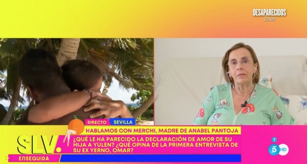 Mercedes Bernal viendo imágenes de su hija en 'Supervivientes 2022' (Telecinco).