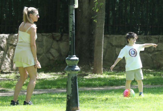 La presentadora, jugando a fútbol con el benjamín de casa. 