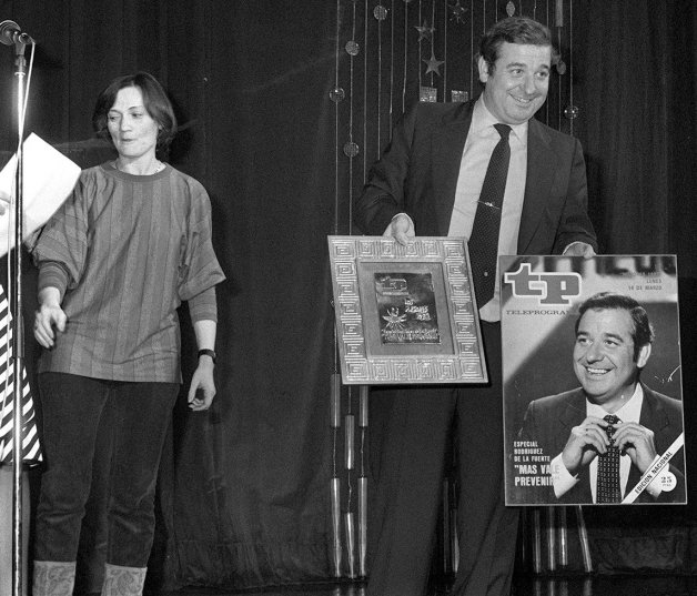  En 1983 junto a la realizadora Pilar Miró, recibiendo el Premio Rodríguez de la Fuente al mejor programa de divulgación por "Más vale prevenir".