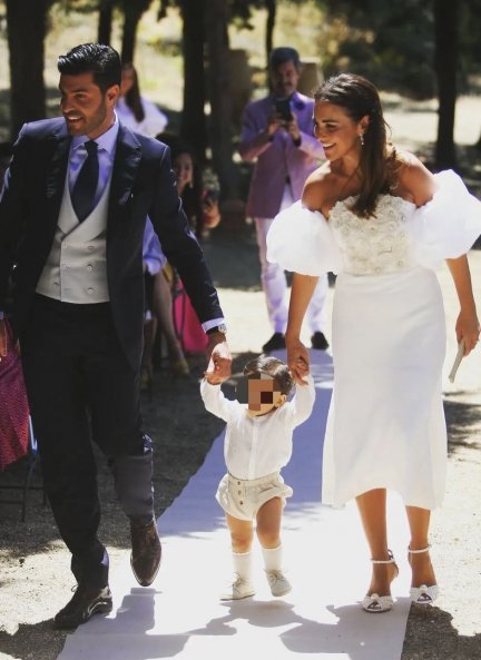 Paula y Miguel acompañaron a Miki, que dio sus primeros pasitos hacia la pila bautismal.