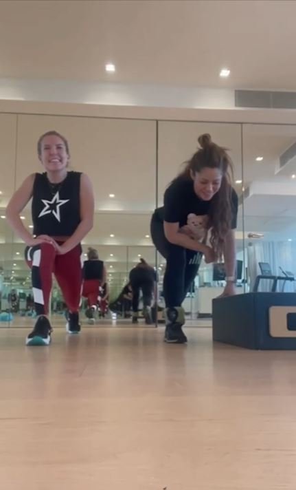 Shakira, con su entrenadora, en el gimnasio de su hogar.