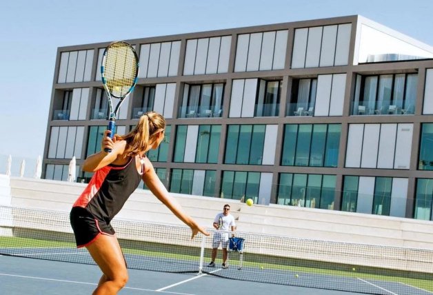 El tenis es la actividad más importante de los campamentos deportivos.