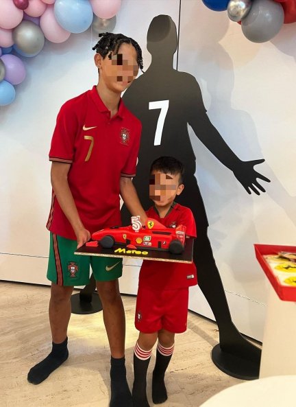 Mateo tuvo una tarta en forma de Ferrari.