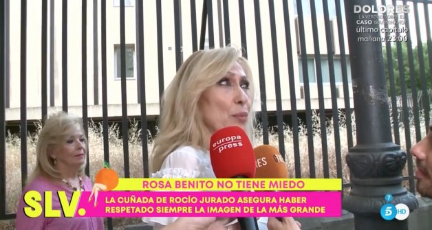 Rosa Benito, hablando ante la prensa de Rocío Jurado ('Sálvame Diario').