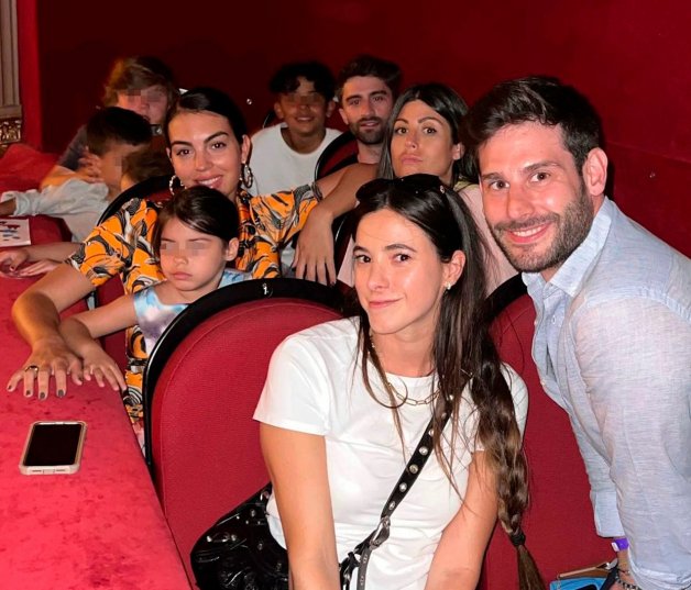 Georgina, junto a sus hijos en el teatro para disfrutar del musical de 'El Rey León'. 
