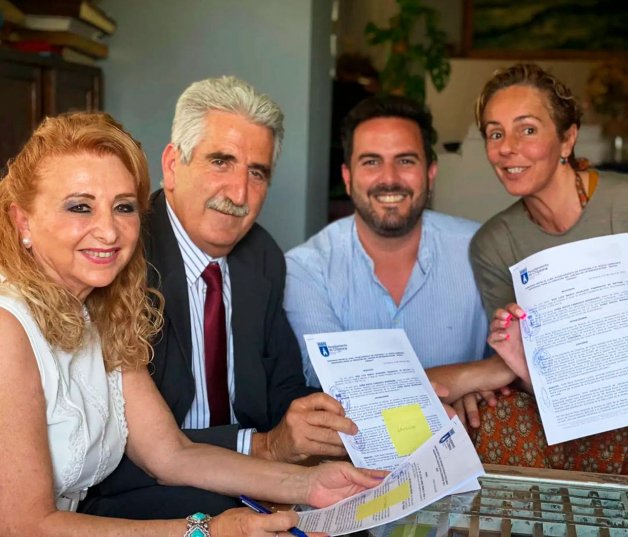 Representantes del Ayuntamiento de Chipiona en la firma del convenio para el museo de Rocío Jurado. 