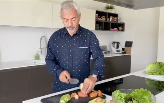 Carlos Sobera en su cocina.