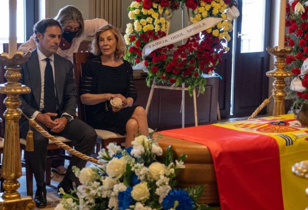 El Litri y su madre, en el funeral de su padre.