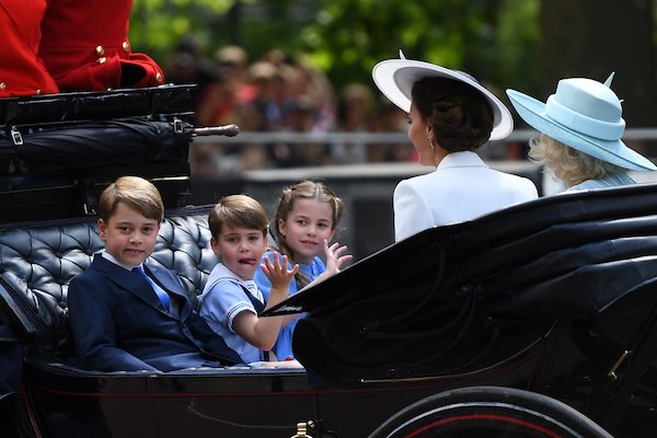 Los hijos de Kate y Guillermo, junto a Parker Bowles y su madre, Kate Middleton.