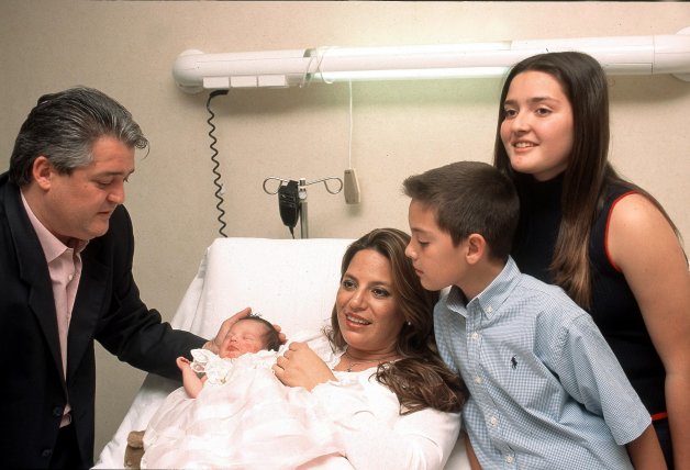 Con ella y los tres hijos que tuvo la pareja.