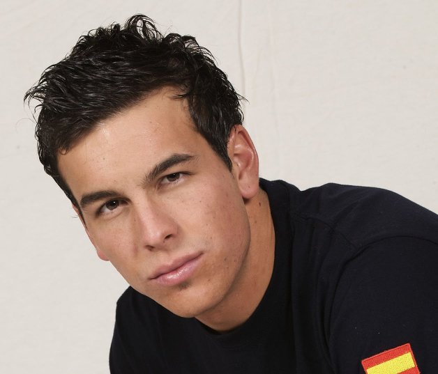 Mario Casas posando en la 8ª temporada de Los Hombres de Paco.