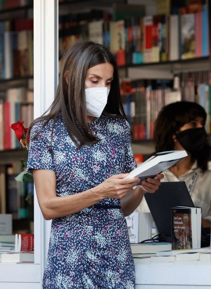 La reina lució el mismo vestido en la Feria del Libro de Madrid de 2021.