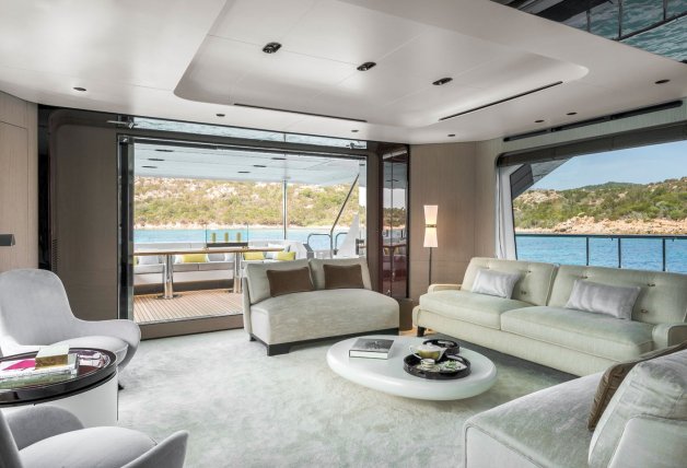 Salón-comedor con vistas panorámicas 360. Fuente: Azimut Yachts.