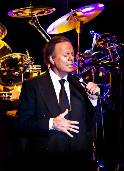 julio-iglesias-tics_9_432x593