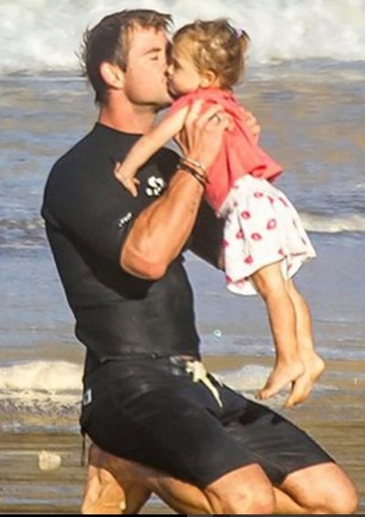 chris-hemsworth-padre_10_400x566