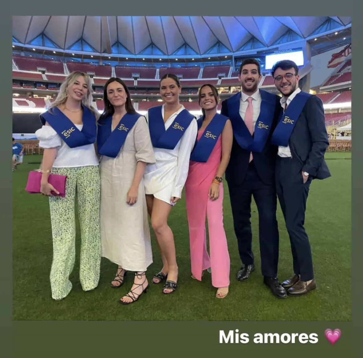 La joven, con algunos compañeros de graduación.