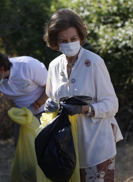 La reina recogiendo basura en el acto solidario.
