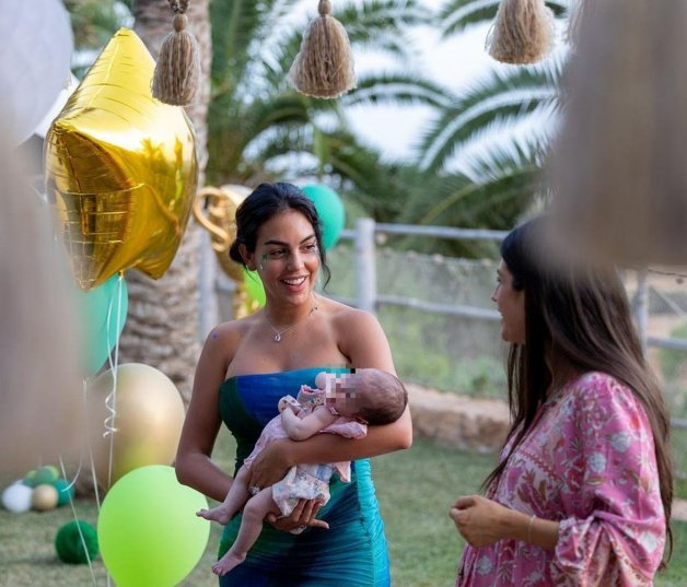 Georgina ha presentado a su hija a sus seres queridos (@georginagio)