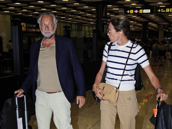 Nieves Álvares y Bill Saad se han dejado ver en el aeropuerto (EP).