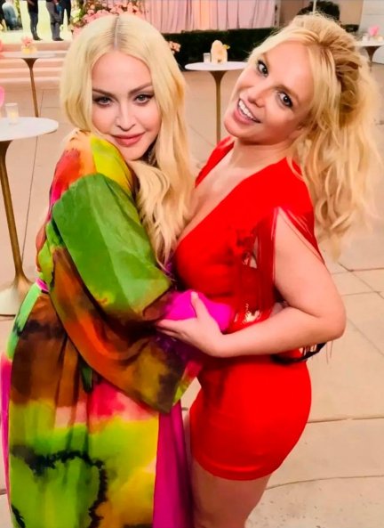 En la fiesta posterior, Britney bailó con Madonna, gran amiga suya