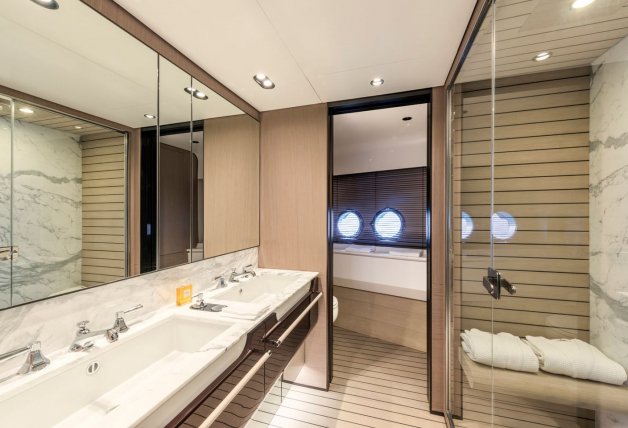 Uno de los cuartos de baños dotado con sauna. Fuente: Azimut Yachts.