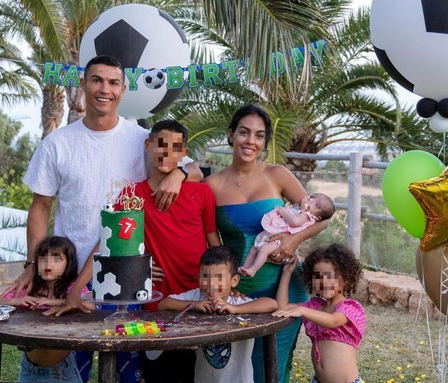 Cristiano Ronaldo junto a toda su familia.