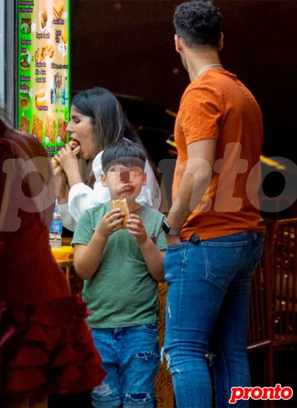 Isa P, Albertito y Asraf comieron en uno de los puestos de la Feria. 