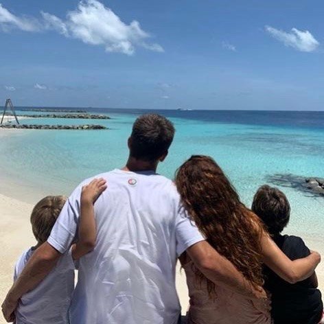 Piqué y Shakira en el verano de 2020 con sus hijos, en Maldivas.