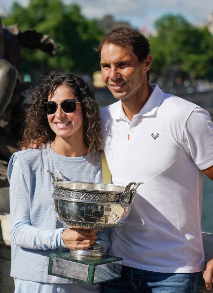 Este año, Nadal celebró su Roland Garros posando con su esposa, Mery Perelló, otro de sus grandes apoyos en su carrera, desde que empezaron a salir en el 2005. 