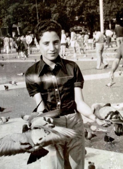  De niño en la plaza Cataluña de Barcelona.