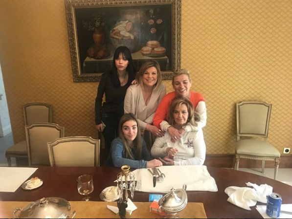María Teresa Campos, con sus hijas y sus nietas.