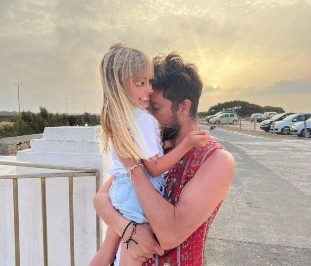 Manuel Carrasco junto a su hija, Chloe (@almunavalon).