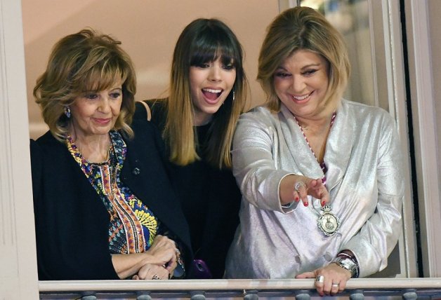 Terelu, Alejandra Rubio y María Teresa Campos contemplando la Semana Santa malagueña.