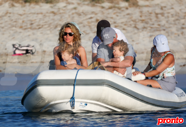 La pareja y sus niños, a bordo de una zódiac. 