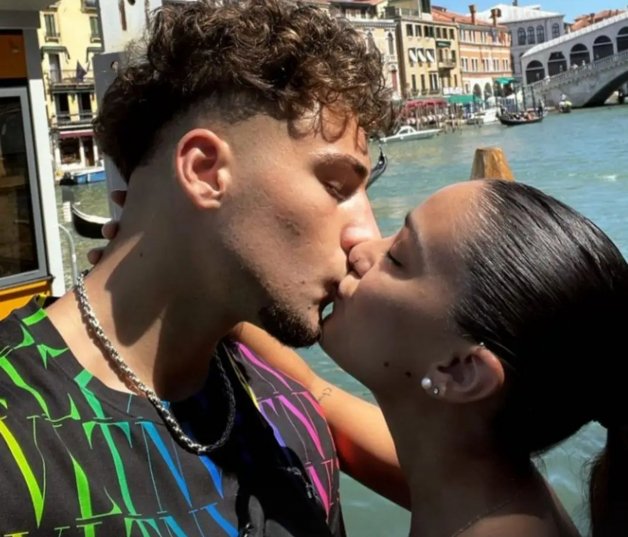 Julia Janeiro y Tommy Rossi posan juntos dándose un beso (Instagram).