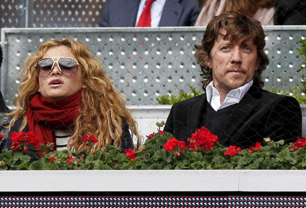 Paulina y Colate, viendo un partido de tenis.