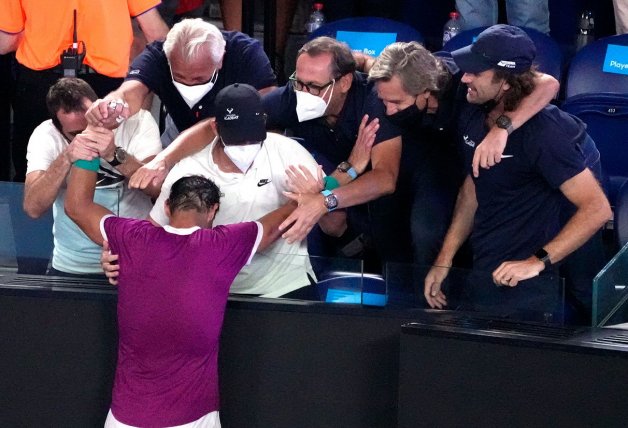 Su equipo, con Carlos Moyá como entrenador, unido a su familia, que siempre le ha mantenido con los pies en el suelo, configuran el entorno de Nadal, cuya solidez es básica para su equilibrio.