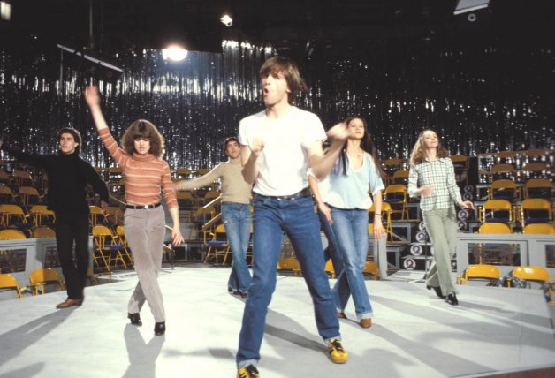  Interpretando una de las coreografías de sus primeras canciones, que causaron furor entre el público femenino.