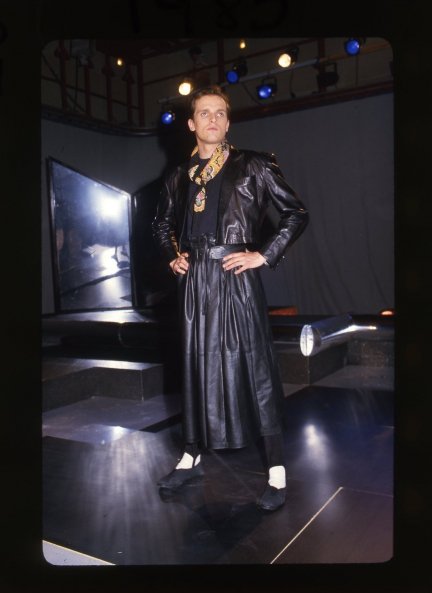 En 1984 Miguel sorprendió con un cambio de "look" y no dudó en llevar falda en sus actuaciones. 