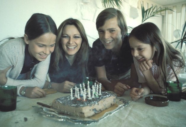 Miguel, con sus hermanas, Lucía y Paola, y su madre.